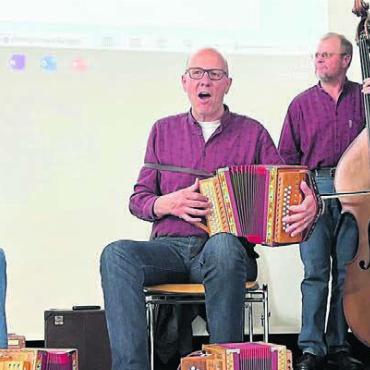 Eine gelungene Premiere - Das Schwyzerörgeliquartett Schenkenberg aus Schinznach-Dorf sorgte für gute Stimmung im Casino. Und vor jeder neuen Runde wurde im Saal gemeinsam ein Lied gesungen.