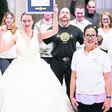 Eintrag ins Guinnessbuch - Stolz posiert Natasha Lee Fokas (Mitte vorne) mit Familie und ihrem 30-köpfigen Team mit dem Guinness-Diplom. Bild: zg / Romel Janeski