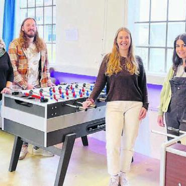 Der Start macht Lust auf mehr - Das Team des Jugendtreffs im eigentlichen «Herzstück» des Hauses (von links): Anneli Biewald, Thomas Meier, Jarina Lochmann und Praktikantin Ona Obi.