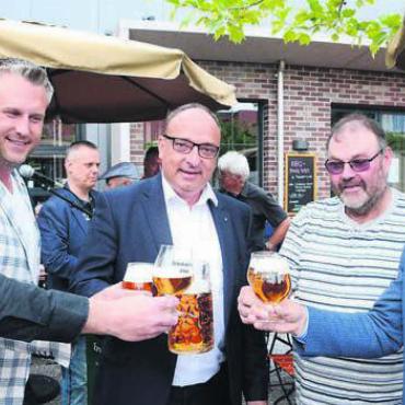 Einheimisches Schaffen ehren - Die Villmerger Brauer sind äusserst innovativ. Letztes Jahr konnten sie zum «Tag des Schweizer Bieres» im Beisein von Regierungsrat Markus Dieth (Mitte) das neue Erusbacher Bräu Aargauer Bier präsentieren. Bild: Archiv