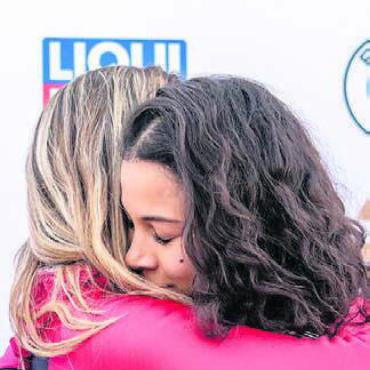 Vier gewinnt nicht - Melanie Hasler (rechts) herzt ihre Anschieberin Nadja Pasternack.