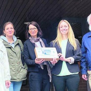 «Stärkt uns den Rücken» - 556 Unterschriften wurden überreicht: (v.l.) Vizeammann Rosmarie Groux, Karin Boller, Gemeinderätin Petra Oggenfuss, Initiantin Valérie Trüb und Bernhard Oester. Bild: sab
