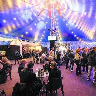«Es gibt eine Liste mit Ideen» - Eine Bereicherung: Monti’s Kulturtage konnten erstmals mit Festivalzelt und Gastronomieangebot durchgeführt werden. Bilder: Felix Wey / Archiv
