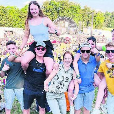 Tanzend in die Vergangenheit - Nadine Mühlum aus Fischbach-Göslikon (Mitte) mit ihrer Familie und Anhang.