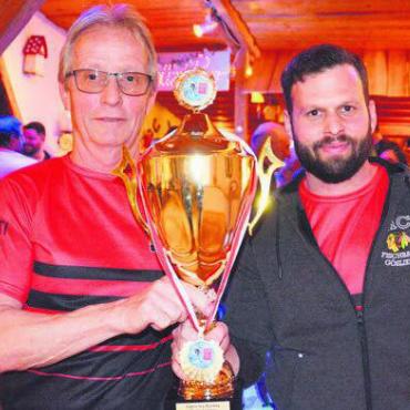 Fi-Gö steht kopf - Coach Urs Simmen und Spielertrainer Michel Simmen sind stolz auf den Titel. Bilder: Roger Wetli