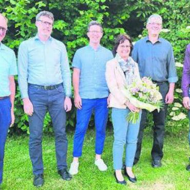 Nach 28,5 Jahren verabschiedet - Der Geltwiler Gemeinderat verabschiedete die langjährige Verwaltungsmitarbeiterin, von links: Beat Wenger, Markus Senn, Roman Fäh, Gaby Vollenweider, Daniel Fischer und Roman Fäh. Bild: zg