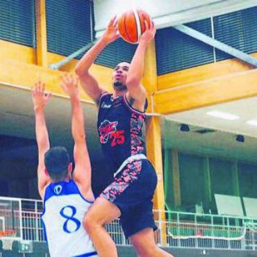 Am anderen Tabellenende - Kelechi Obim spielt für Swiss Central Basketball. Bild: Archiv/zg