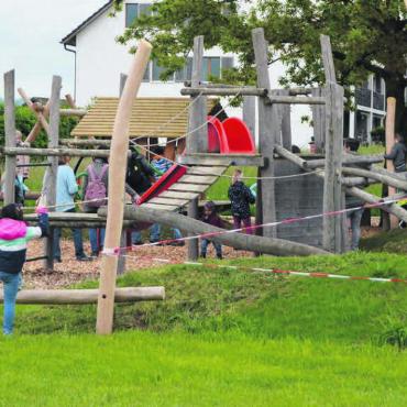 Ein wahres Spielparadies - Die begeisterten Kinder stürmen den frisch eingeweihten Spielplatz. Bilder: Sabrina Salm