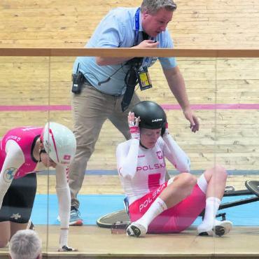 Sturz mit Folgen - Die Freiämterin Michelle Andres (links) und die Polin Alzbeta Bacikova nach dem Sturz im Ausscheidungsfahren. Bild: Freshfocus
