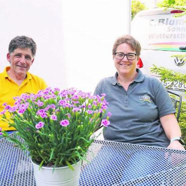 Blumenthal ist Sonnen- und Wetterschützer rund ums Haus - Ciril und Bea Blumenthal schützt eine Seitenmarkise vor Wind und Abendsonne. Bild: rts