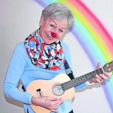 «Mit Humor geht vieles leichter» - Für Christine Hunkeler ist es wichtig, den Humor im Leben zu pflegen. Als Begegnungsclownin «Freud(h)a» kann sie auch betagten Personen Freude schenken. Bild: Sabrina Salm