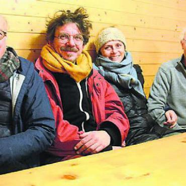 Frieren im fiktiven Dorf - Skihüttenfeeling statt Fischerdorf-Romantik. Die künstlerische Leitung mit (von links) Dodó Deér (Regie/Bühnenbild),Christov Rolla (Musik), Mariana Coviello (Choreografie) und Paul Steinmann (Autor). Es fehlt Eva Butzkies (Kostüme).