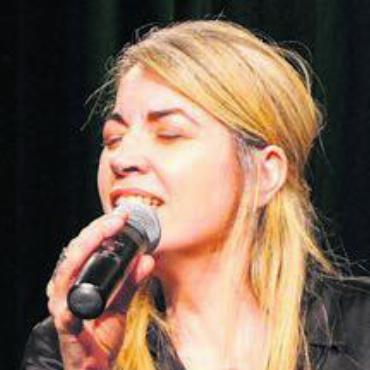 «Ich rede mit Spinnen» - «Singen ist Leistungssport!» – Samia Afra.