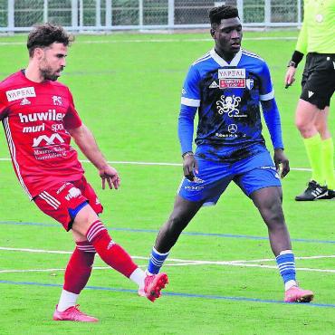 Kader nehmen Formen an - Zidane Vaz (rechts) gegen Muris Davide D’Acunto. Der Mittelfeldspieler ist bisher der einzige Neuzugang bei Wohlen. Bei den Murianern ist die Kaderplanung schon weiter. Bild: Josip Lasic