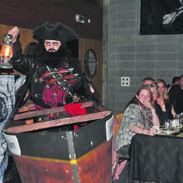 Prominenz der Seeräuber - Der ganz Böse fährt ein: «Blackbeard» Edward Teach (Rogerio Ferrao).