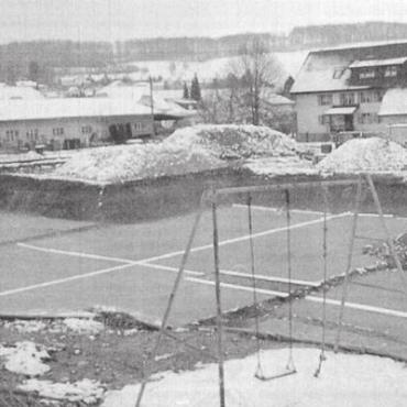 Neuer Wohnraum im Dorfzentrum - An dieser zentralen Lage beim ehemaligen Restaurant Adler in Sarmenstorf werden bis Anfang 1999 neue Eigentumswohnungen bezugsbereit sein. Bild: Archiv