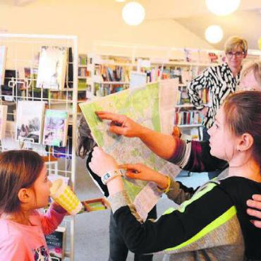 Die Bibliothek neu entdecken - Eine Stadtkarte bildet den ersten Hinweis. Doch was bedeutet dieser Eintrag in der Ecke? Mit etwas Überlegen führt dieses Rätsel schnell zur nächsten Aufgabe.