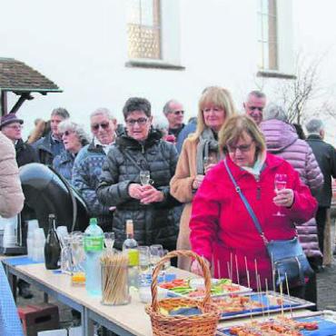Themen, die beschäftigen - Bei milden Temperaturen konnte der Neujahrsapéro im Freien genossen werden. Bild: mo