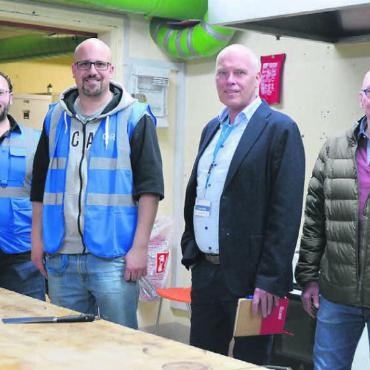 Besuch in der GOPS in Muri - Ioannis Xypolitidis (Zentrumsleiter), Noël Cordier (stellvertretender Mandatsleiter), Lutz Hahn (Kommunikationsverantwortlicher ORS Service AG) und Reto Marthy (kantonaler Sozialdienst, von links) in der Küche der Asylunterkunft in der GOPS Muri. Sie sind zufrieden, wie der Alltag läuft. Bilder: Annemarie Keusch