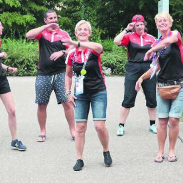 Über sich hinausgewachsen - Tolles Team: Die ganze Delegation führte gemeinsam den Tanz der diesjährigen World Games auf (von links): Adrian Thomann, Patrick Nöthiger, Sascha Meier, Anja Van Helden, Patrick Schweiger, Marlis Meier, Anita Scherrer, Irene Heinrich, Fabienne Wälti, Matthias Keller und Jürg Meier. Bilder: Chregi Hansen