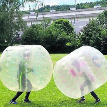 Für Schüler und Familien - Eine von vielen Attraktionen: Beim «Bubble-Soccer» können sich die Kinder amüsieren und austoben.