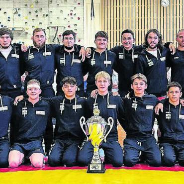 Freiämter auf gutem Weg - Gelungener erster Mannschaftseinsatz der Freiämter Ringer unter Michael Bucher (ganz links): Sieg am Swiss Cup in Einsiedeln mit einem gemischten Team aus Routiniers und Nachwuchsathleten. Bilder: zg