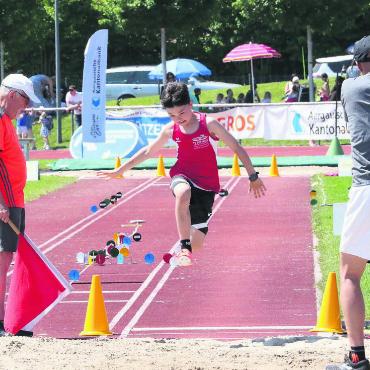 Die Kambundjis von morgen - Weitsprung ist eine der zahlreichen Disziplinen, in der sich die jungen Leichtathleten übermorgen Sonntag auf der Niedermatten messen werden. Bild: Archiv