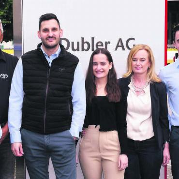 Kontinuität bleibt gewahrt - Fliessender Übergang von der zweiten zur dritten Generation (v. l.): Andreas Dubler (Geschäftsleitung), Walter Dubler (Aktionär), Markus Dubler (neuer Geschäftsführer), Cheyenne Dubler, Karin Dubler (Geschäftsleitung), Maurice Dubler, Urs Dubler (abtretender Geschäftsleiter, Mitglied Geschäftsleitung, Aktionär). Bild: Daniel Marti