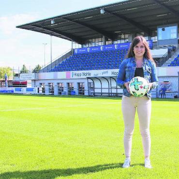 Powerfrau gegen Ex-Club - Serena Forgione im Frühling 2018 auf «ihren» Niedermatten. Sie hat selbst für die Frauen des FC Wohlen gespielt und sollte ein paar Monate nach diesem Foto Hauptverantwortliche bei der U19-EM der Frauen sein, die unter anderem in Wohlen ausgetragen wurde. Bilder: zg, Archiv
