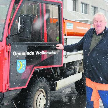 Ein Dorforiginal bleibt er - An einem seiner letzten Arbeitstage sass er nochmals auf dem «Reform» und räumte die Strassen vom Schnee frei: Hugo Gürber. Bilder: Annemarie Keusch / zg