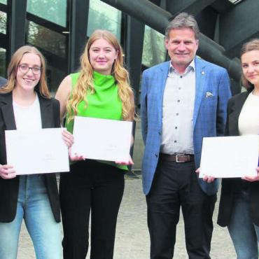 Die besten Arbeiten gekürt - Matthias Angst (links) und Alfred Schleiss mit den diesjährigen Gewinnerinnen des Rotarypreis beziehungsweise der Anerkennungspreise (von links): Jennifer Koch, Lena Abt, Laura Rudin, Lynn Knecht und Shayenne Kiser. Bild: zg