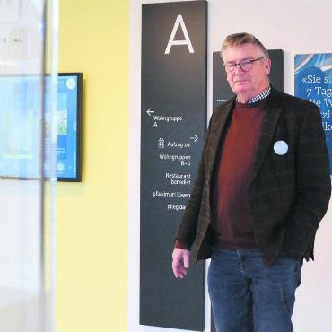 «Muss dafür nicht Wernli heissen» - Sein Büro ist geräumt, die Übergabe an seine Nachfolgerin folgt noch. Thomas Wernli im Eingangsbereich der Pflegi. Schon hier zeigt sich, wie sich der Betrieb verändert hat, wie er moderner, vielseitiger geworden ist. Bilder: Annemarie Keusch/Archiv