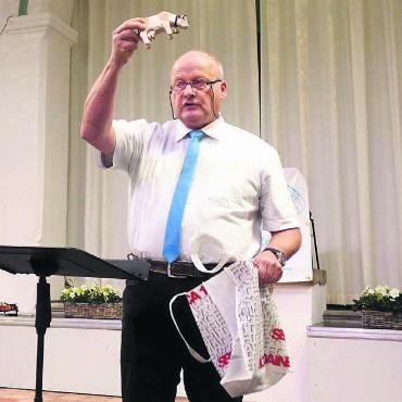 Kühe, alte Nägel und Blechschilder - Gemeindeammann Michael Weber zeigt am Neujahrsapéro eine Holzkuh aus seiner privaten Sammlung. Bild: sus