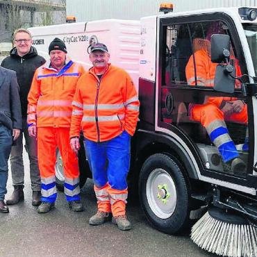 Wohlen putzt emissionsfrei - Fahrzeugübergabe (v. l.): Silvio Gmür, Bucher Municipal; Stefan Leuenberger, Bereichsleiter Planung, Bau und Umwelt; Arsène Perroud, Gemeindeammann; Marcel Meier, Urs Mäder, Albert Locher, alles Mitarbeitende Werkhof Gemeinde Wohlen. Bild: gk