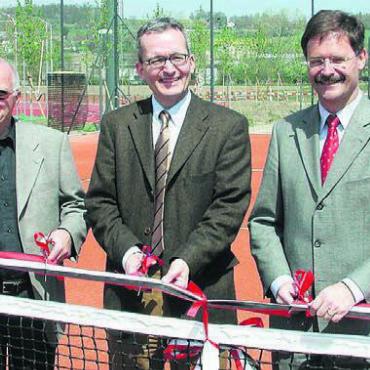 Wo das Tennis sich wohlfühlt - Der Club wurde 2003 gegründet, im Frühling 2004 konnte dann die neue Anlage eingeweiht werden (von links): Architekt Jean Kissling, der damalige Präsident Andreas Külling und der frühere Gemeindeammann Walter Dubler.