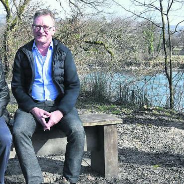 Gute Nachrichten aus Bern - Mit wachsender Zuversicht schauen sie einem Reusssteg zwischen ihren Dörfern entgegen: die beiden Gemeindeammänner Hans Peter Flückiger (links) und Daniel Schüepp nach dem jüngsten Bundesratsbeschluss am Reussufer, wo in ihrem Rücken die Fähre bislang die einzige Verbindung zwischen den Gemeinden ist. Bild: hhs
