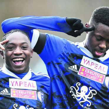 Man spricht international - Fussballer mit Köpfchen: Seydou Ouedraogo (links) und Nathan Kisisa sprechen je vier Sprachen. Sie können im Team bei der Verständigung untereinander helfen. Bild: Alexander Wagner