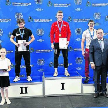 Erster Turniersieg bei Elite - Nino Leutert (Mitte) holt sich die Goldmedaille in Tallinn. Eine gute Vorbereitung auf die EM in Zagreb. Bild: zg
