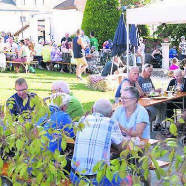 Rüstige Jubilare feiern frohes Fest - Ganz viele statteten dem Altersheim am Wochenende einen Besuch ab. Bilder: tre