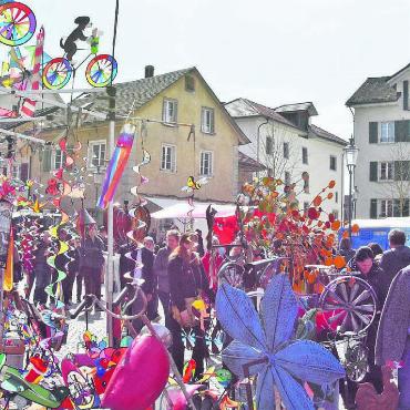 Ein Fest für alle Sinne - Bunte Windspiele tanzen am Kornhausplatz. Bilder: as