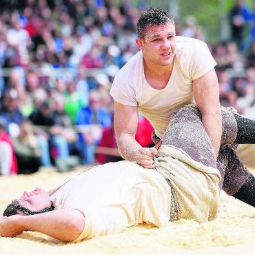 Sein erster Eidgenosse - In Muri zu Hause, bei der Ringerstaffel Freiamt im Vorstand: Roman Zurfluh ist auch ein sackstarker Schwinger. Hier bodigt er Nick Alpiger und nimmt den Eidgenossen so aus dem Rennen für den Festsieg. Bild: Freshfocus