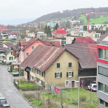 Planungszone Steingasse - Die Häuser Steingasse 25 und 27 waren über Monate im Blickpunkt: Mit der Planungszone wird nun das Gebiet von Kirchenplatz bis Talbisgässchen an der Steingasse neu beurteilt. Bild: Daniel Marti