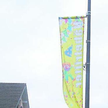 Kunterbunt in eine närrische Zeit - Aufziehen der 25. und letzten der neuen Fahnen, diejenige der Näbelriiter.