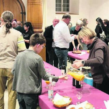 Drei Gekrönte und viel Frohsinn - Beim Apéro wurde der kleine und grosse Durst von so manchem gestillt. Bilder: Marco Huwyler