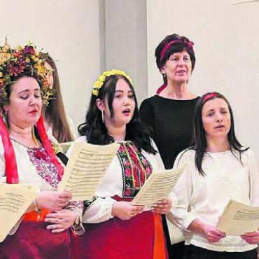Mit ukrainischen Liedern - Der kleine Chor von nur zwölf Personen klingt wunderschön mehrstimmig. Sogar die Kleidung war den traditionellen Kleidern nachempfunden und der Kopfschmuck von Hand gemacht. Bild: zg