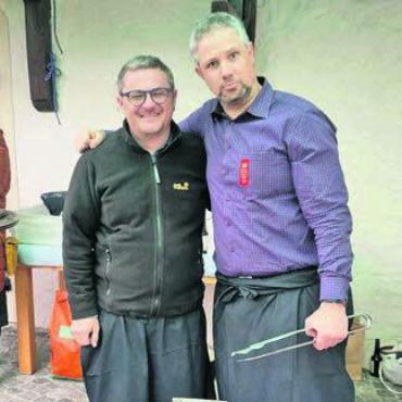 Markige Worte in Bremgarten - Bremgartens Stadtrat Daniel Sommerhalder (l.) gab den Grillmeister.
