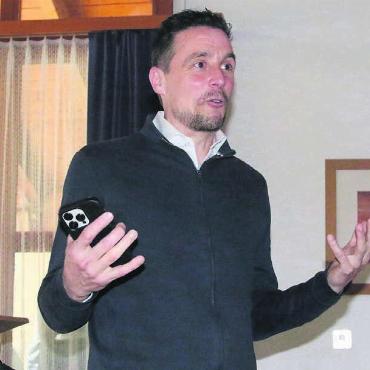 Starker Auftritt von Jenny - Den Tourismus in Arosa auf ein neues Niveau gehoben: Der Wohler Pascal Jenny erzählt vom Aufschwung des Bündnerdorfes – dies geschah vor allem dank ihm, dem ehemaligen Tourismusdirektor. Bild: Daniel Marti
