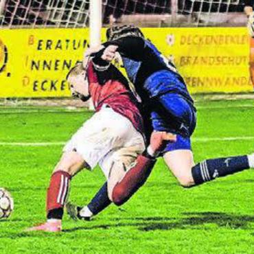 Optimaler Start - Luca Blumer (links) wird zu Fall gebracht. Der Penalty-Pfiff für Bremgarten bleibt aus. Bild: André Griffel