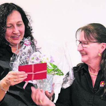 Zuständig für Blumenschmuck - Yma Koch wird für ihr 10-Jahr-Jubiläum als Kassierin von Romy Zürrer geehrt.