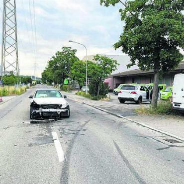 Zu fest Gas gegeben - Der Unfallwagen hat Totalschaden. Er wurde von der Polizei für weitere Ermittlungen sichergestellt. Bild: pz
